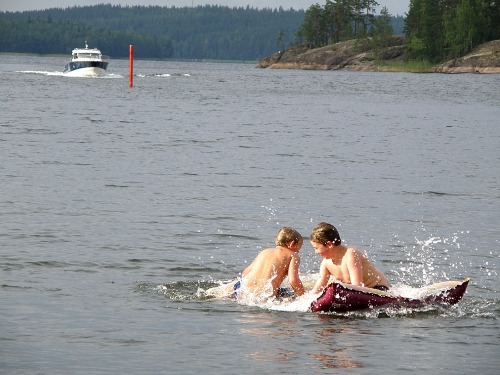 Leevi swimming